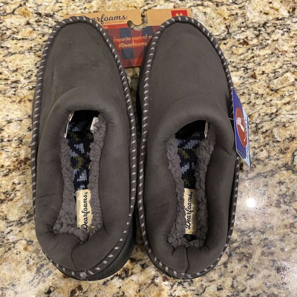 NWT Dearfoam mens Memory Foam slippers. Size M (9-10)